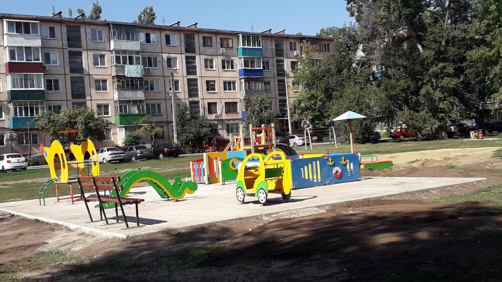 На территории ТОСов, победивших в конкурсе социально значимых проектов «Территория общественного самоуправления», заканчивается установка новых современных детских и спортивных площадок
