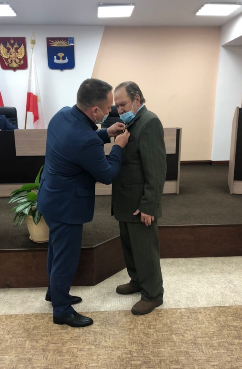 Депутаты городского Совета вручили звание «Почетный гражданин города Балаково» тренеру Николаю Васильевичу Алексееву ​