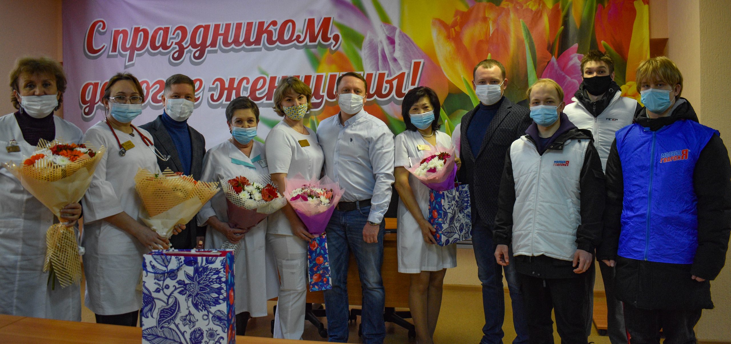 Глава города Балаково Роман Ирисов, депутаты Совета и молодогвардейцы поздравили врачей Балаковского перинатального центра с 8 марта