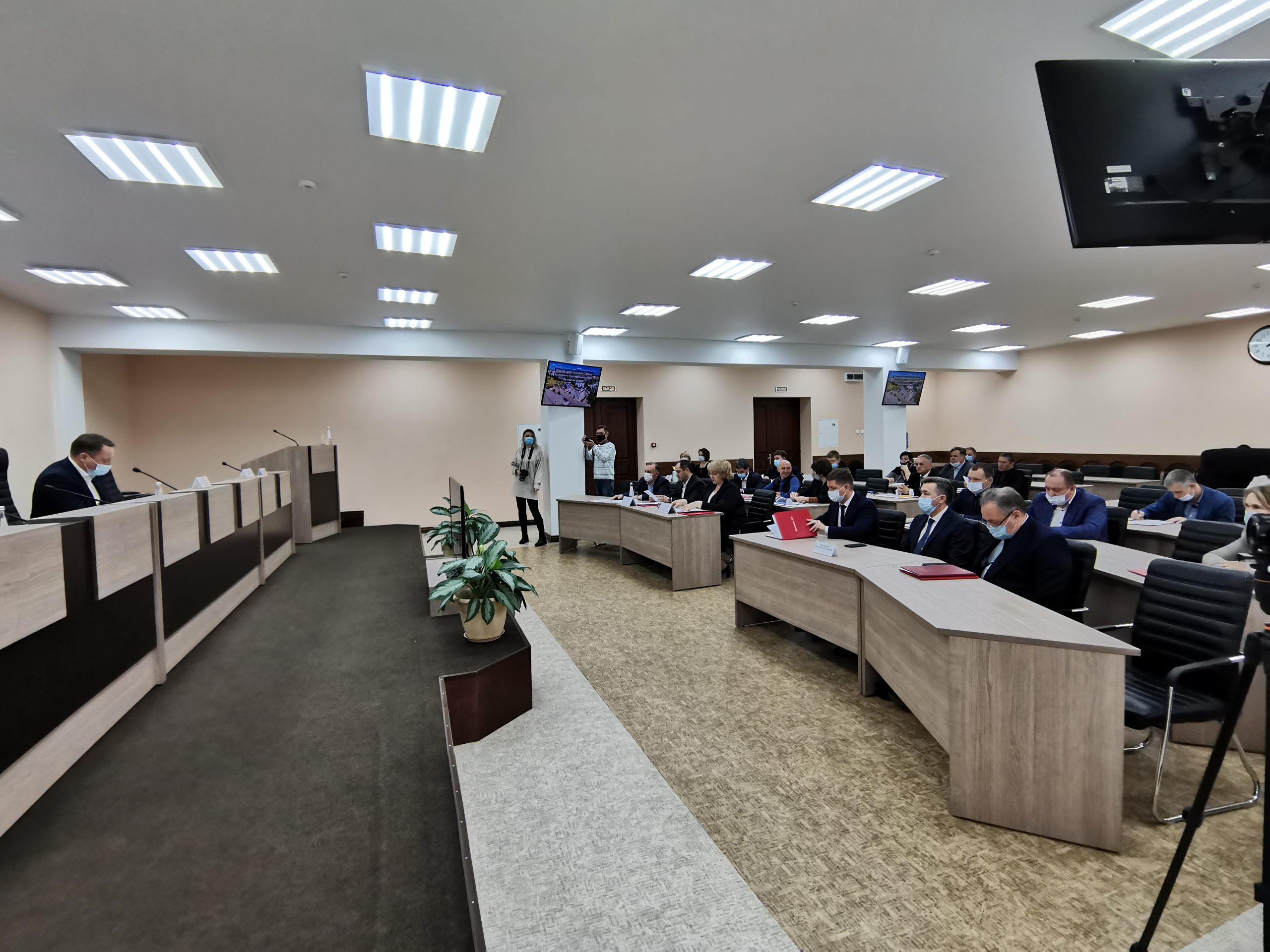 Вчера состоялось внеочередное заседание комитета по бюджетно-финансовой, экономической, социальной политике и вопросам жилищно-коммунального хозяйства и внеочередное заседание Совета МО город Балаково.