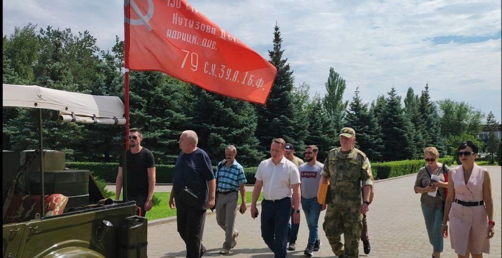 Глава города Балаково Роман Ирисов и руководитель МБУ «Центр военно-патриотического воспитания молодежи и подростков «Набат» Сергей Василенко приняли участие в передаче останков защитника Сталинграда — Маерова Ефима Ивановича