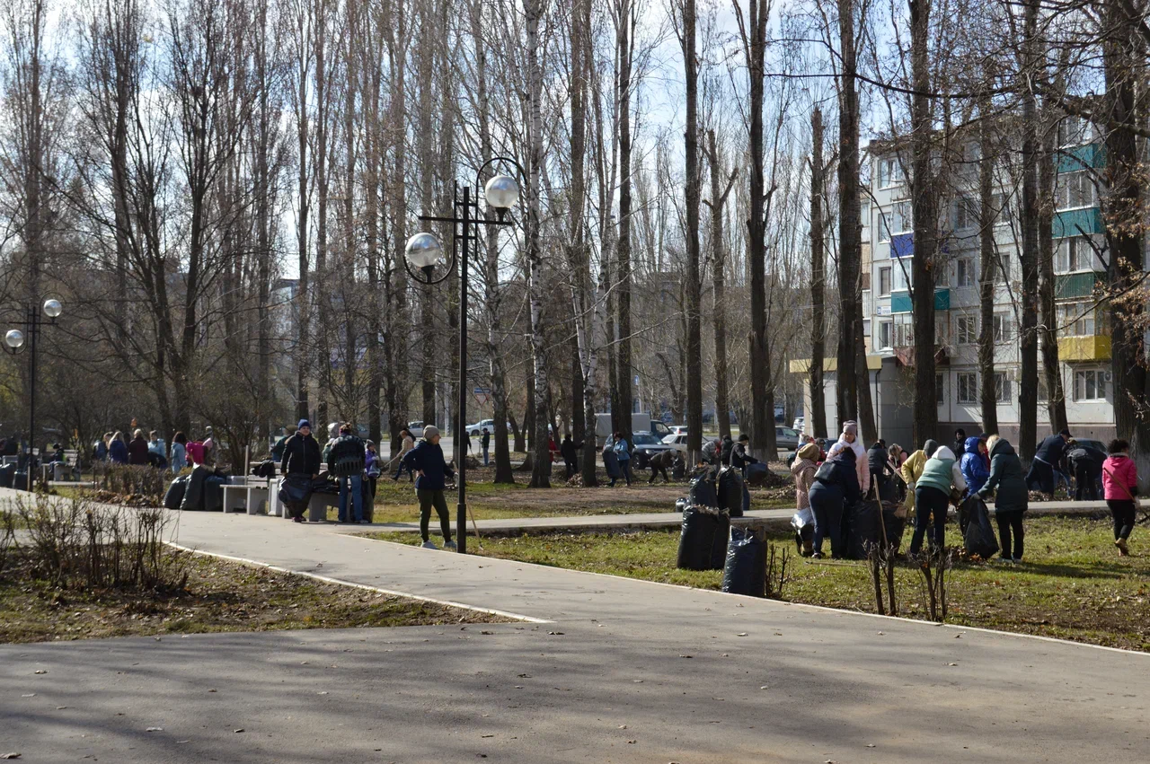 Глава города Балаково Леонид Родионов и депутаты Совета приняли участие в субботнике
