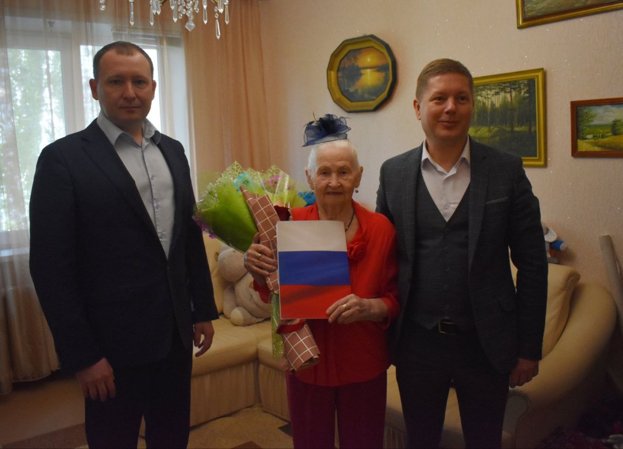 15 мая глава города Балаково Леонид Родионов и депутат Совета МО город Балаково, директор ГАУ СО «Комплексный центр социального обслуживания населения Балаковского района» Александр Лисин поздравили труженицу тыла Курбатову Надежду Даниловну с 93 — летием.