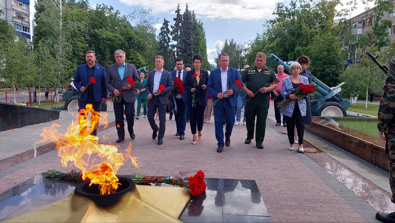 Депутаты Совета приняли участие в возложении цветов к Обелиску памяти балаковцам, погибшим в годы Великой Отечественной войны