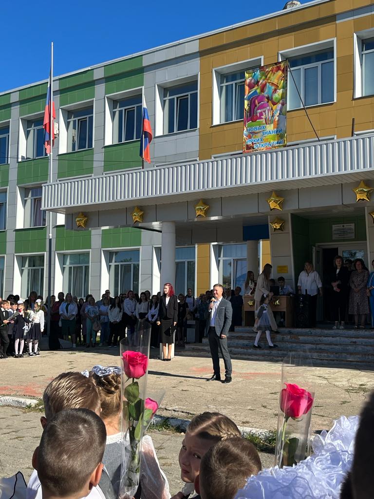Глава города Балаково Леонид Родионов принял участие в торжественной линейке в школе №3 города Балаково