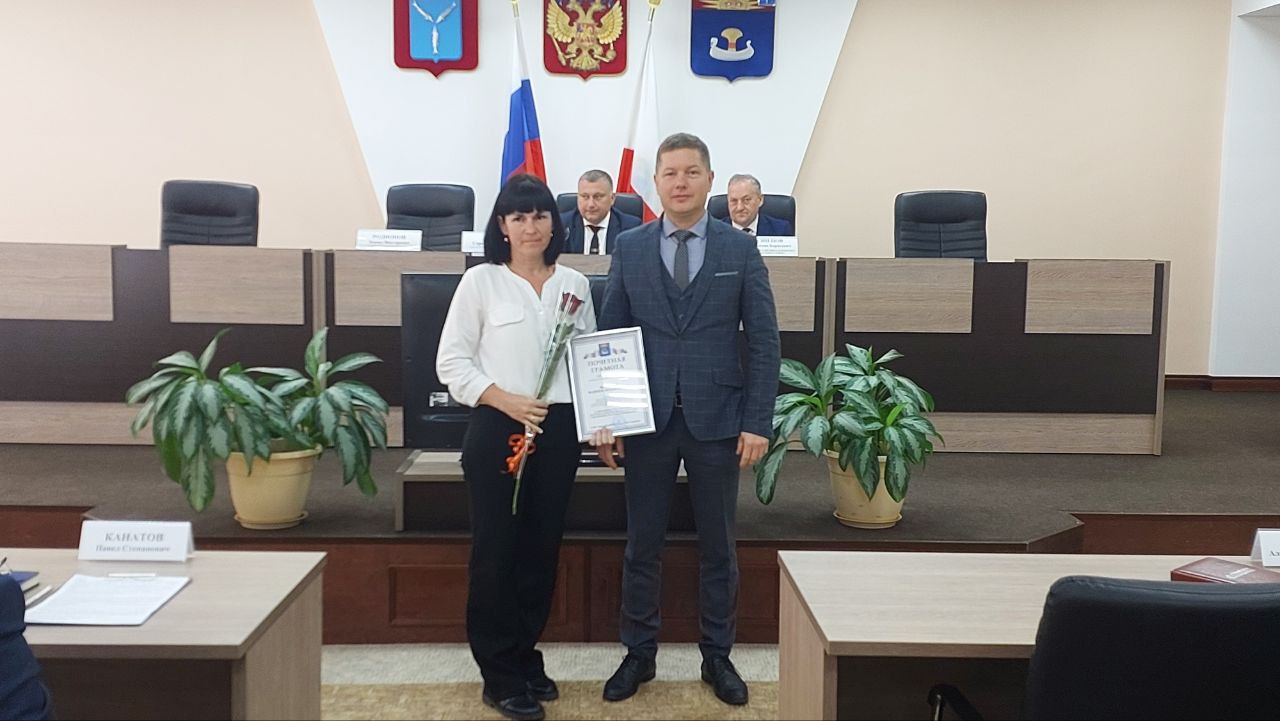 Леонид Родионов вручил Почетные грамоты сотрудникам администрации Балаковского района.
