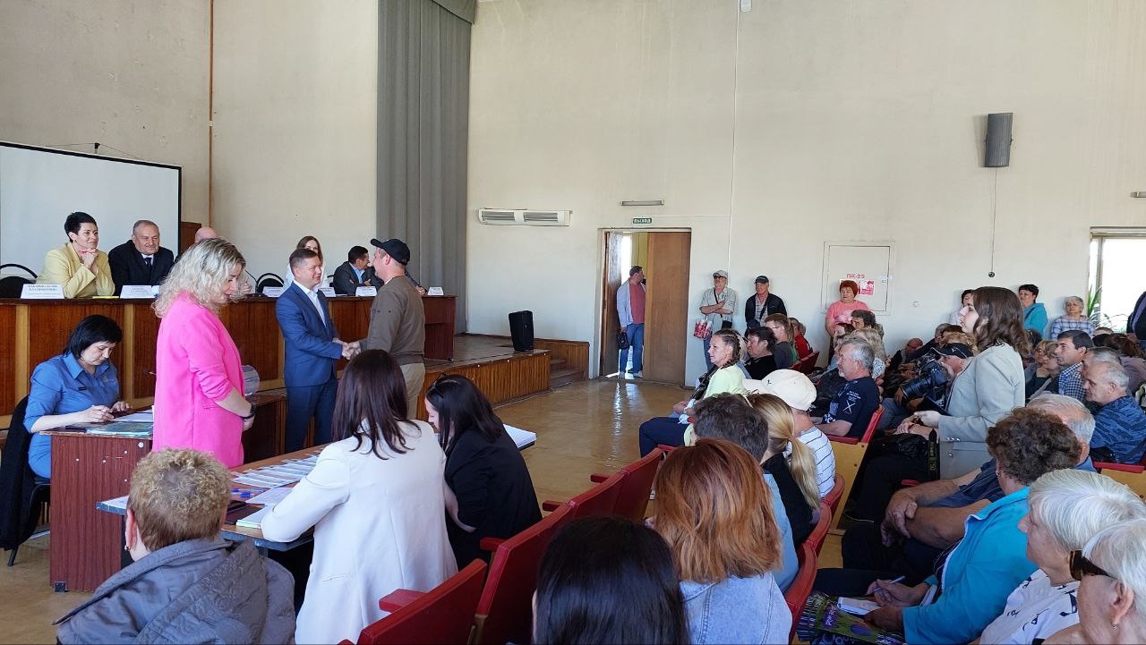 Глава города Балаково Леонид Родионов принял участие в жеребьевке квартир, в которые переселяются балаковцы из ветхого и аварийного жилья.