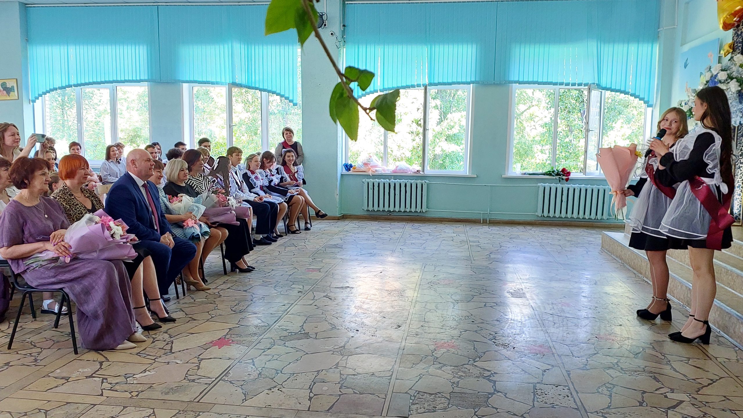 Глава города Балаково, депутат по 4 округу Михаил Усталов принял участие в празднике последнего звонка, который прошел в школах № 2 и №7.