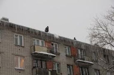 Очистка крыш от снега и меры безопасности для граждан