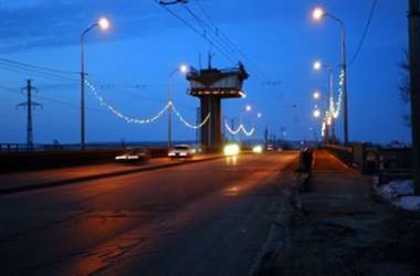 На шлюзовом мосту установлены новые светильники