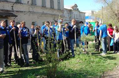 В Балаково прошли волонтерские акции по благоустройству Детского парка