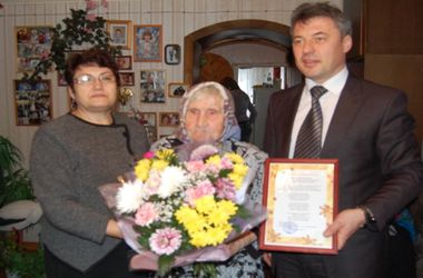 Кирилл Лаврентьев поздравил жительницу Балаково со 100-летием Кирилл Лаврентьев поздравил жительницу Балаково со 100-летием
