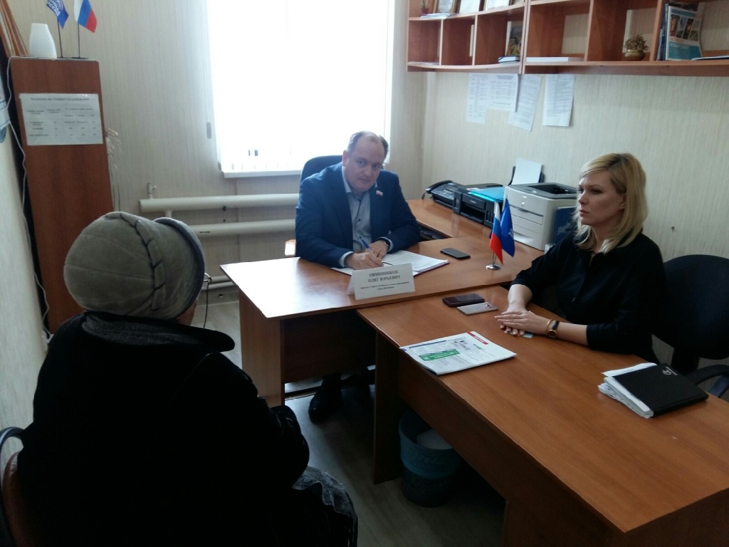 Депутат Олег Овчинников провел прием граждан по личным вопросам 