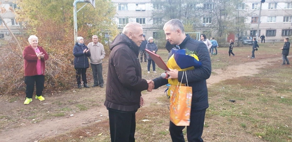 Депутат Совета МО г. Балаково Д. В. Дмитриев поздравил жителей своего округа с Международным днем пожилого человека праздничным концертом Депутат Совета МО г. Балаково Д. В. Дмитриев поздравил жителей своего округа с Международным днем пожилого человека праздничным концертом