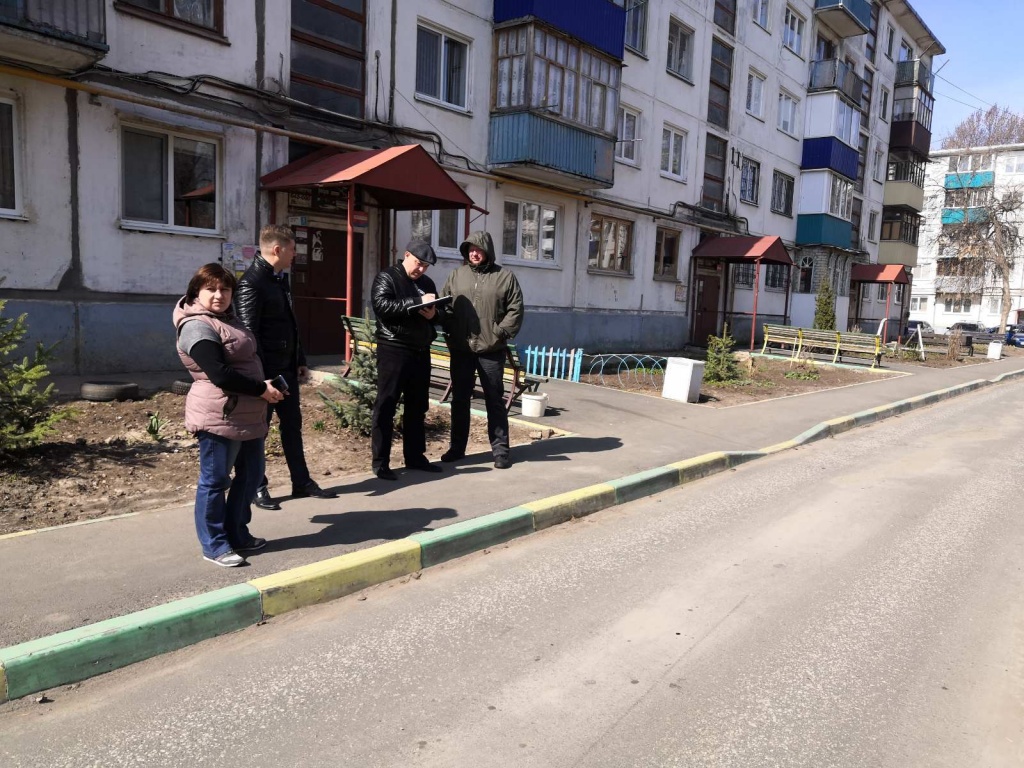 В рамках реализации программы "Формирование комфортной городской среды" в Балакове проходит оценка качества выполнения работ по благоустройству дворов, отремонтированных в 2018 и 2019 годах. 